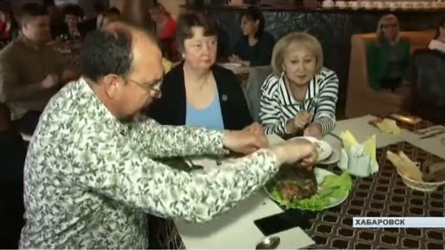 Иннокентий Тарбахов угостил хабаровчан якутской кухней смотреть онлайн