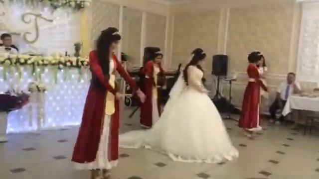 Армянский танец Невесты и её сестёр!!! смотреть онлайн