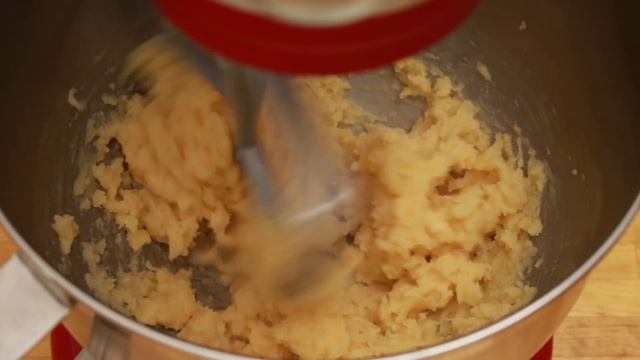 Cream Puffs (In-depth Guide to Pate a Choux and Pastry Cream) смотреть онлайн