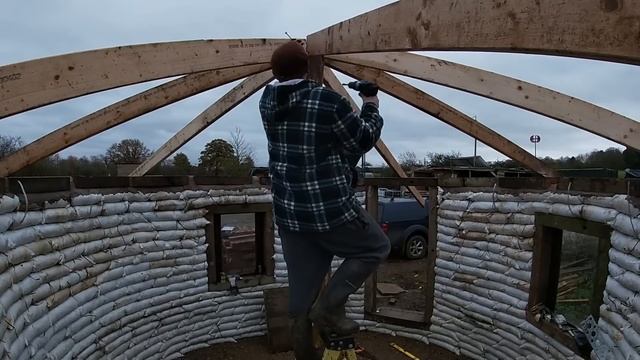 Парень построил дешевый дом из мешков. Новая технология. Пошаговый процесс строительства