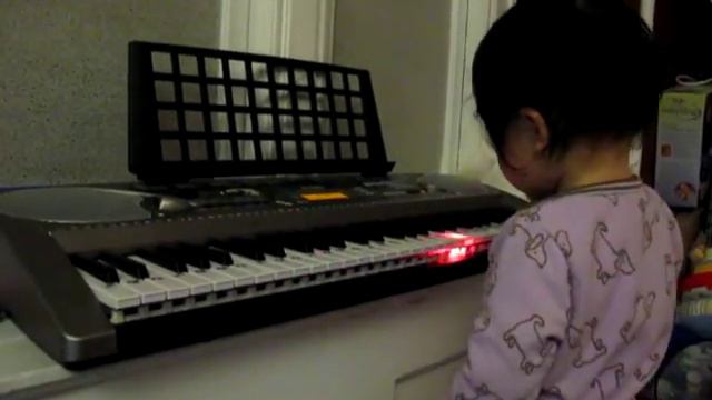 Aislee plays keyboard and dances. 麗花さん、キーボードを弾いて、踊る смотреть онлайн