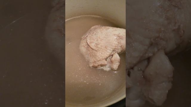 Перловка заправленная гороховым супом и баклажанами, рядом кастрюля с бульоном и мясом курицы 23 ок