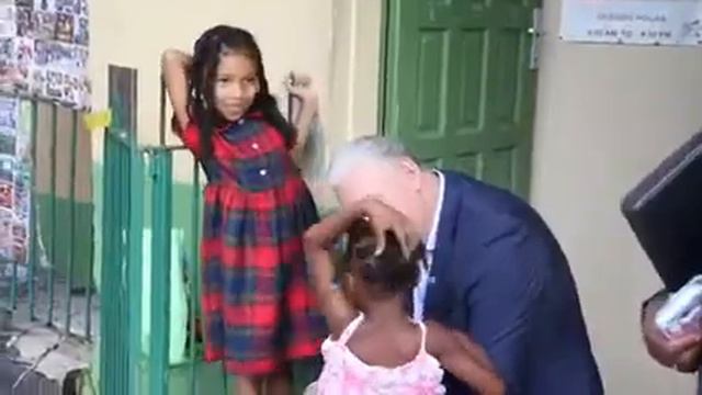 Hon Allen Chastanet: “This hug was enough to make my week.” смотреть онлайн