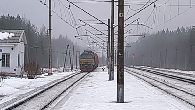 2М62-0420 со снегоуборочным поездом отправляется с 1-го пути в сторону Чолово! смотреть онлайн