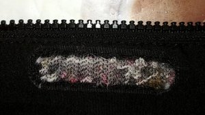 Загрязнения на  липучках удаляем так: