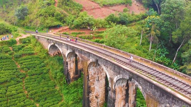ШРИ ЛАНКА. Девятиарочный моста Демодара. Окрестности Эллы. Съемка квадрокоптером смотреть онлайн