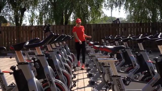 Фитнес день в загородном клубе Роджер тренировки на Волге смотреть онлайн