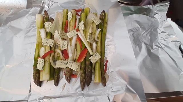 Как сделать спаржу на гриле в фольге, Wie Man Spargel In Alufolie Auf Dem Grill Macht
