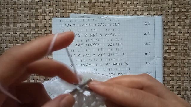 Детская манишка спицами узором листики. МК 2 часть смотреть онлайн