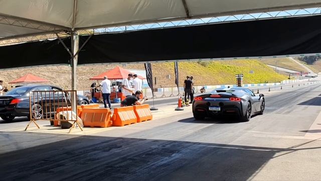 Racha entre Ferrari SF90 x BMW M2 - Manual do Carro смотреть онлайн