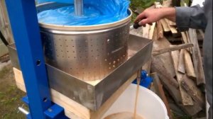 Дробилка и пресс для яблок.