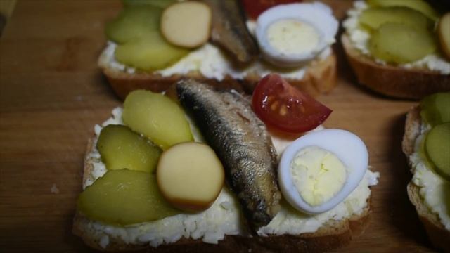 ЗАКУСОЧНЫЕ БУТЕРБРОДЫ  СО ШПРОТАМИ НА ПРАЗДНИЧНЫЙ СТОЛ.БУТЕРБРОДЫ ДЛЯ ФУРШЕТА.