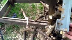 Станок для резки дров на поворотной оси.