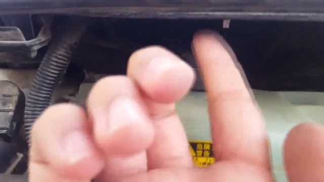 Toyota Aqua/Prius C How to check the Brake Fluid and how to remove the top cover in URDU. смотреть онлайн