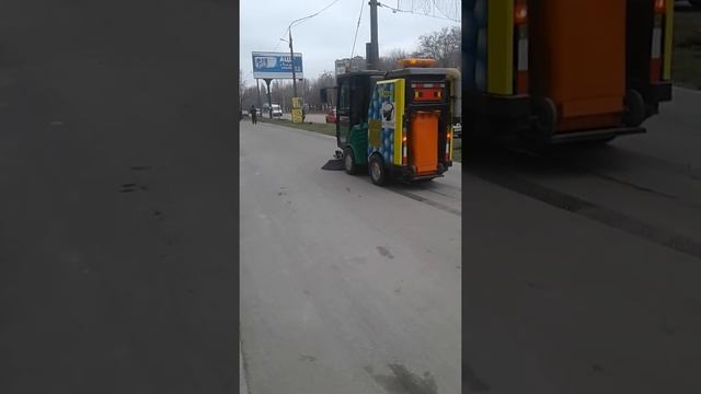 Чудо машина. Уборка мусора на тротуаре. смотреть онлайн