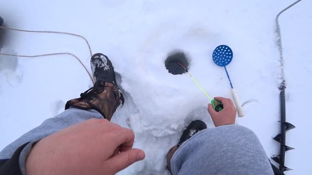 Первая весенняя рыбалка на плотву 2023. Ловля на мормышку. Безмотылка рулит. смотреть онлайн