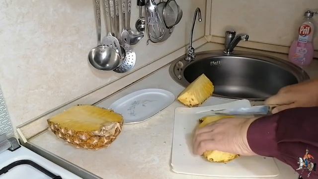 Как правильно выбрать и экономно разделать ананас. смотреть онлайн