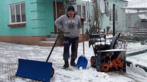 Для уборки снега лопата