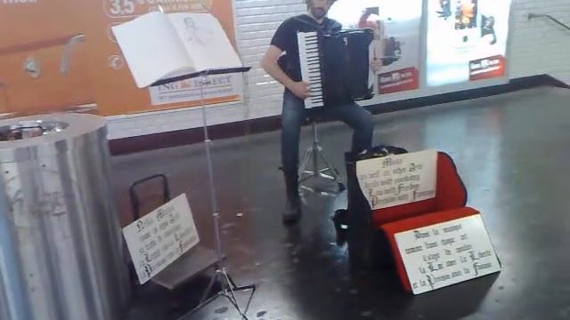 Музыка в Парижском метро смотреть онлайн