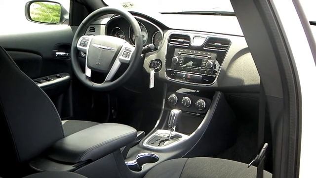 2011 Chrysler 200 Test Drive & Car Review смотреть онлайн