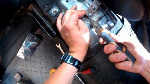 Одна из причин неисправности "ручника" стояночного тормоза Лансер 9