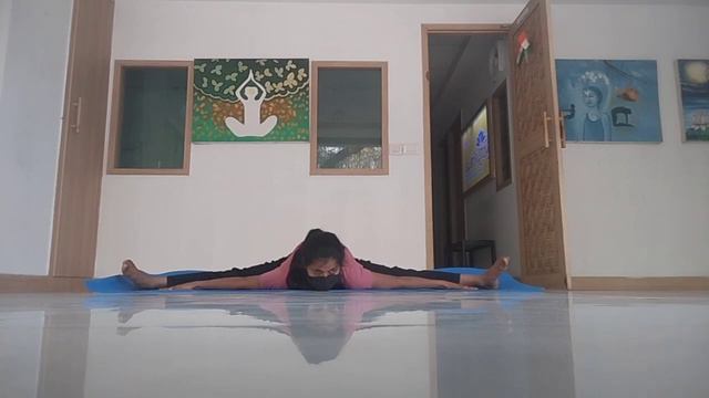 Middle split stretching #yogpose #stretching #balance #yoga #gymworkout #handstandworkout #peacful смотреть онлайн