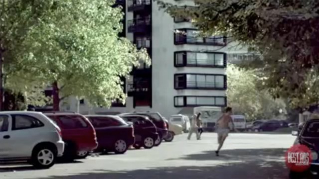 Не успел одеться, уже за руль автомобиля прыгнул смотреть онлайн