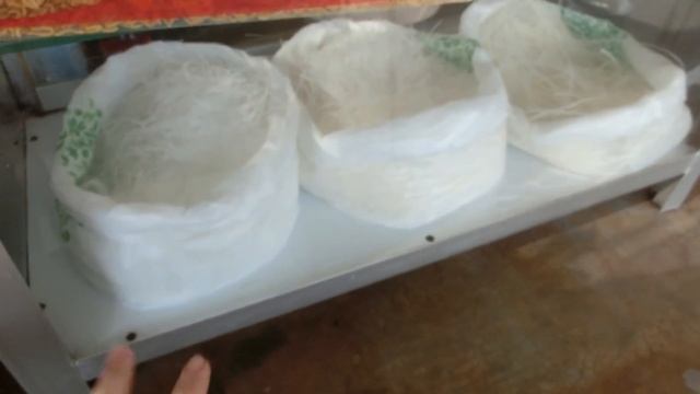 Уличное кафе в Таиланде. Суп за 20 бат. Что в нем есть?