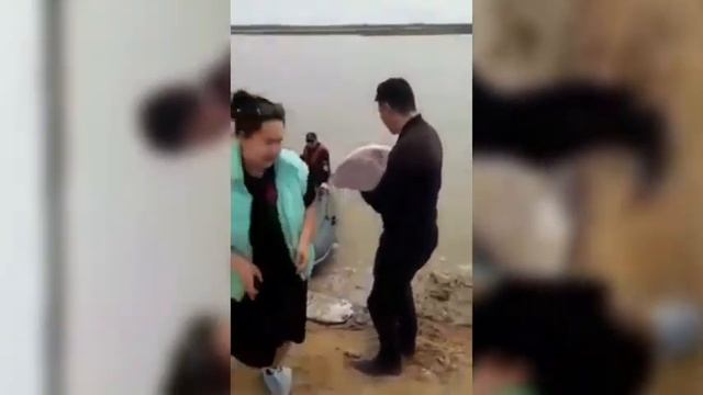 «Так романтично!»: житель Атырау встретил жену из роддома на лодке
