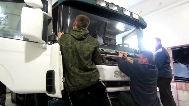 SCANIA 4. УСТАНОВКА ЛОБОВОГО В РЕЗИНКУ. АВТОСТЕКЛО GLASS2000 ИВАНОВО. смотреть онлайн