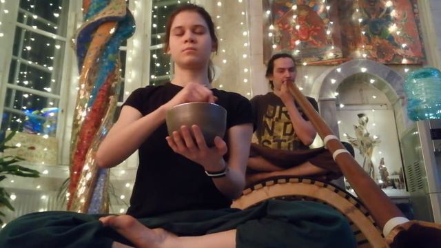 Диджериду (Ре) и поющая чаша (Фа) | didjeridoo D and singing bowl F смотреть онлайн