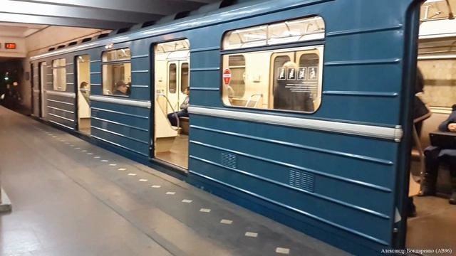 [Ретро-метро]: Состав 81-717/714 "Номерной" на ст. "Смоленская" (ФЛ) смотреть онлайн