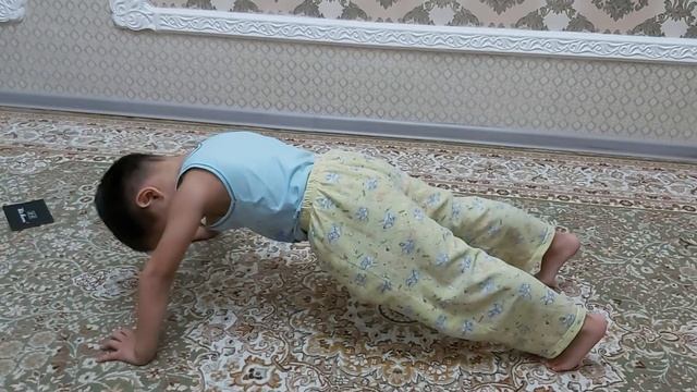 //5 летний мальчик делает 55 отжиманий//Ералы Планбек Даниярбекулы??// смотреть онлайн