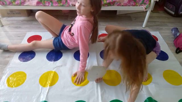 Играем в твистер.