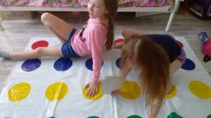 Играем в твистер.