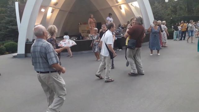 Чудная пчела Майя!!!??Танцы в парке Горького!!!??Харьков 2021 смотреть онлайн