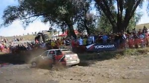 Гонки в грязи. Дикий восторг зрителей. Грязь летит по сторонам.