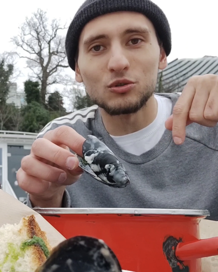 как кушать мидии? 2 варианта!  #мидии #еда #соус #ракушка #картошка #море #фри #способ #кушать