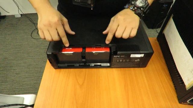 How to Check if UPS Battery is User Replaceable Pro900 смотреть онлайн