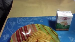Чипсы Lays Max:«куриные крылышки барбекю» и сок Никитина Усадьба «яблоко»
