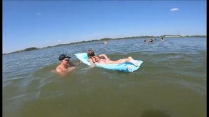 Дети купаются на озере. Прыжки в воду. Учимся плавать.