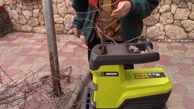 Ветка измельчитель. Ветки из сада и мульчирование почвы в саду . смотреть онлайн