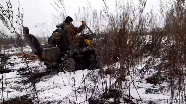 Гусеничный минитрактор по пересечённой местности смотреть онлайн