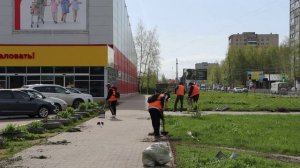 В Смоленске на улице Попова прошёл субботник