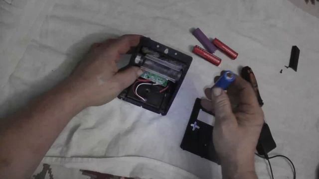 Переделка гнезда для смены батареек в солнечном LED светильнике . смотреть онлайн