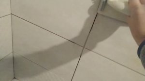 Два способа как быстро затереть швы плитки с помощью шприца, дюбель гвоздя и бруска для шлифования.
