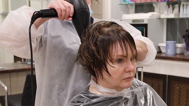 Женская стрижка - Окрашивание и коррекция бровей смотреть онлайн