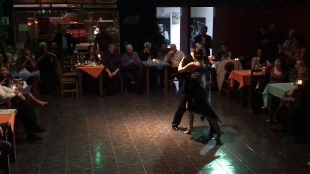 Nacho Mora y Celia Rodríguez - Milonga Arolas Tango 3/4 смотреть онлайн