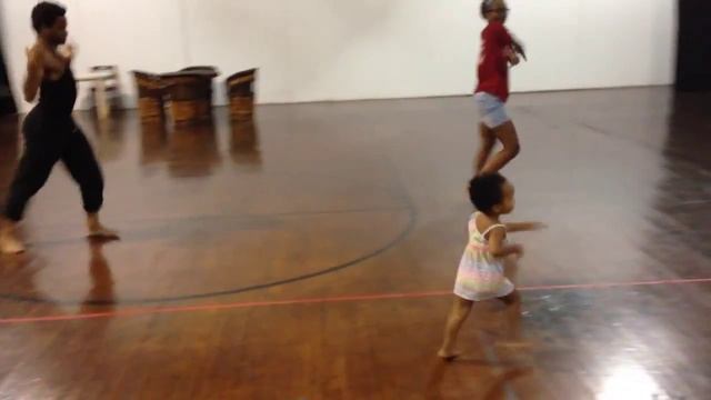 Маленькая девочка дает урок хореографии взрослым...Это лучший учитель танцев! смотреть онлайн