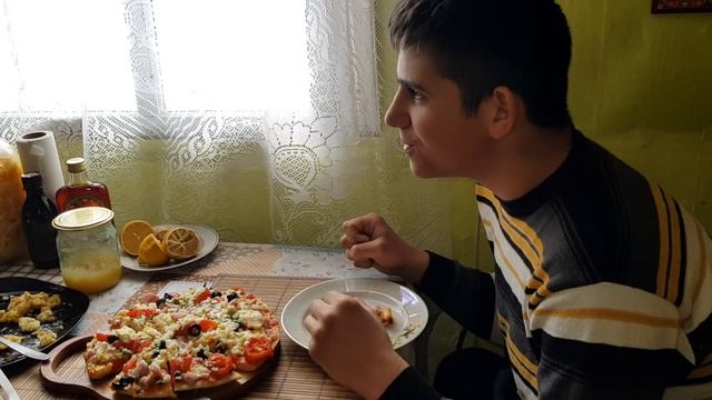 Вырабатываем силу воли . Ваня ест пиццу , а мы облизываемся . Уход за животными и приготовление еды смотреть онлайн